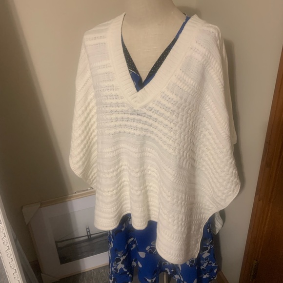 CAbi Sweaters - Cabi poncho
